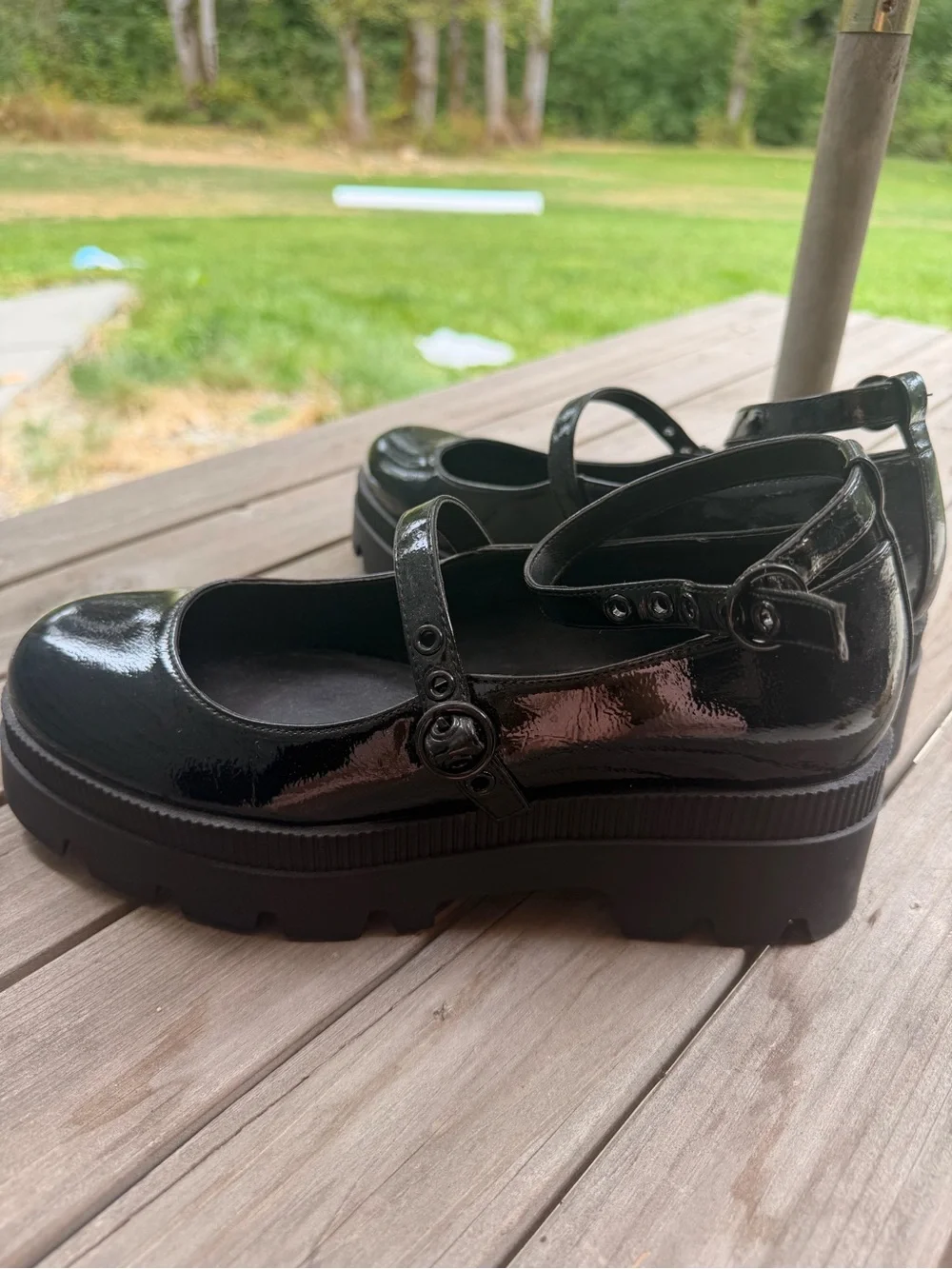 Jessica Simpson sleek black